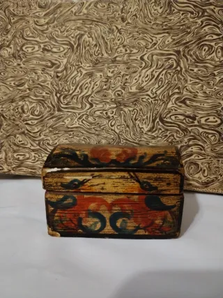 Caja joyero de madera pintada