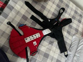 Mochila portabebés BabyBjörn en negra y rojo