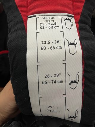 Mochila portabebés BabyBjörn en negra y rojo