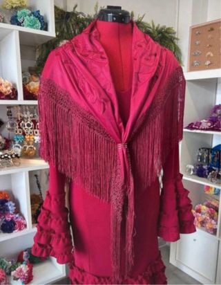 Mantoncillo bordado con flecos