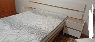 Colchón y mesitas de noche Sumiel