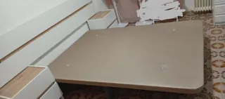 Colchón y mesitas de noche Sumiel