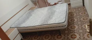 Colchón y mesitas de noche Sumiel