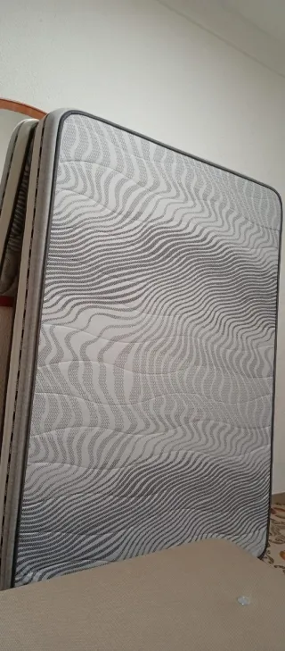 Colchón y mesitas de noche Sumiel