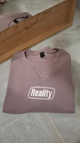 Sudadera Morada con Estampado Reality