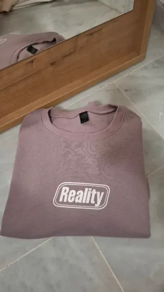 Sudadera Morada con Estampado Reality