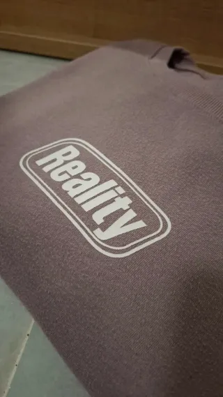 Sudadera Morada con Estampado Reality