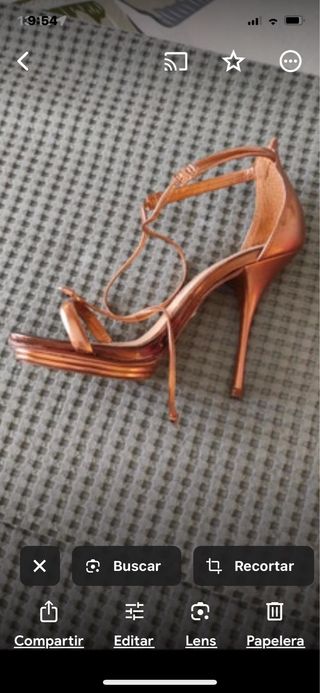 Tacones dorados de tiras