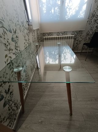 Mesa de cristal estilo nórdico