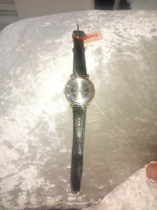 Reloj Sanyo Quartz Dorado y Negro