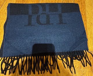 Bufanda de lana azul y negra