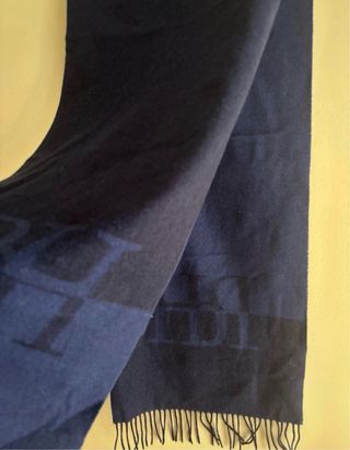 Bufanda de lana azul y negra