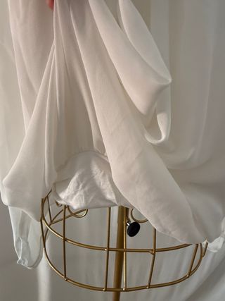 Blusa blanca con cuello alto y detalles