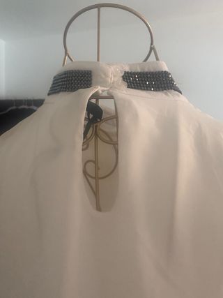 Blusa blanca con cuello alto y detalles