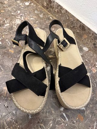 Sandalias negras cuña esparto
