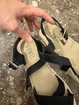 Sandalias negras cuña esparto