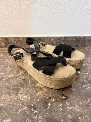 Sandalias negras cuña esparto