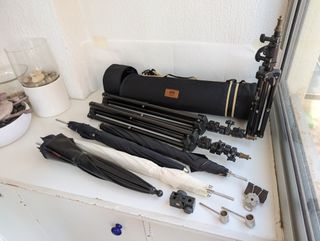 Lote de Iluminación: 3 Pies de Foco + 4 Paraguas