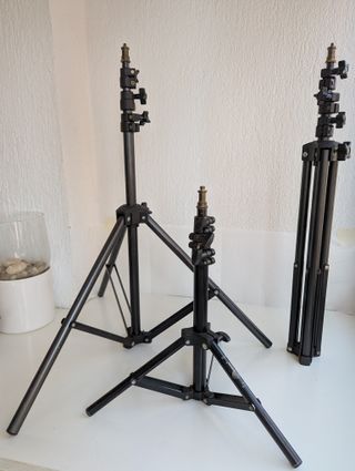 Lote de Iluminación: 3 Pies de Foco + 4 Paraguas