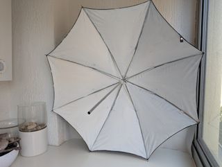 Lote de Iluminación: 3 Pies de Foco + 4 Paraguas