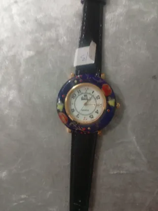 Reloj de pulsera con correa negra