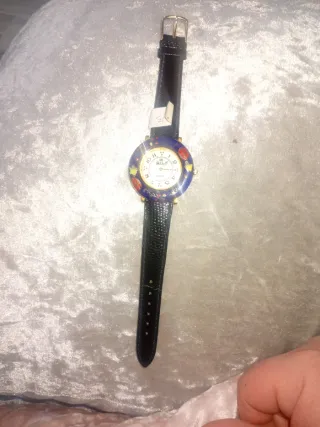 Reloj de pulsera con correa negra