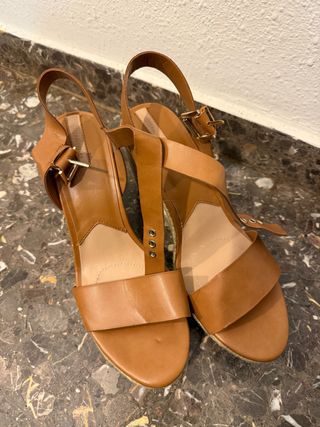 Sandalias de cuña marrones