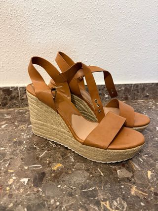 Sandalias de cuña marrones