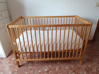 Cuna Ikea Madera. Con sábanas, nórdico y colchón.