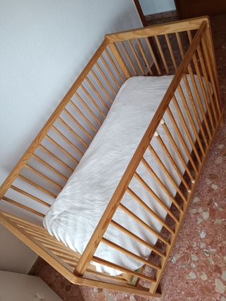 Cuna Ikea Madera. Con sábanas, nórdico y colchón.