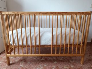 Cuna Ikea Madera. Con sábanas, nórdico y colchón.