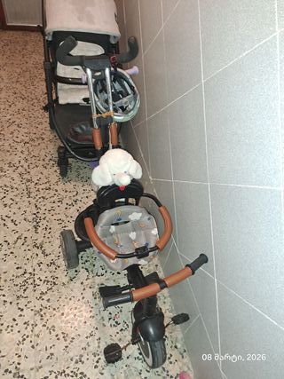 Triciclo y cochecito para bebé