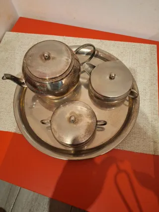 Bandeja con azucarero, jarrita y tetera