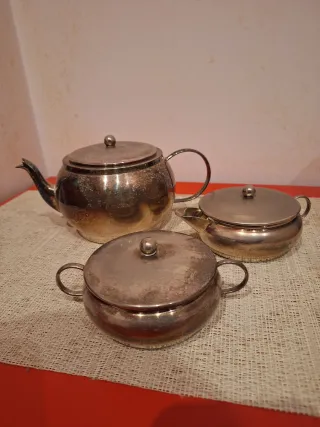 Bandeja con azucarero, jarrita y tetera