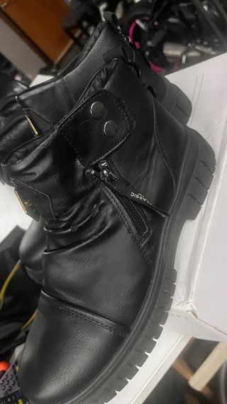 Botas negras con cremallera
