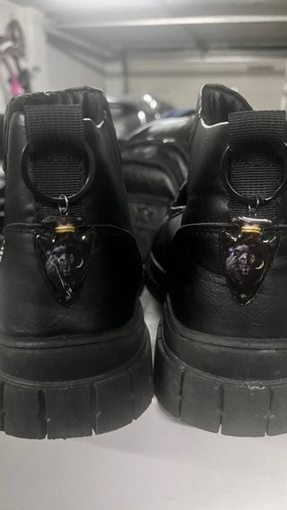 Botas negras con cremallera