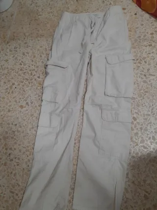 Pantalones cargo Bershka blancos