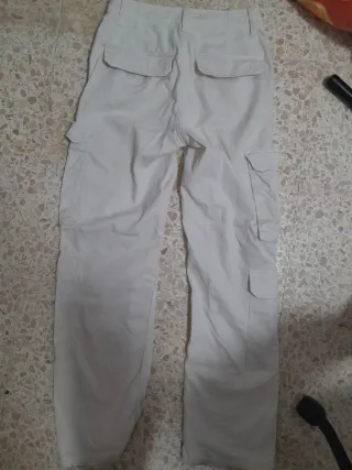 Pantalones cargo Bershka blancos
