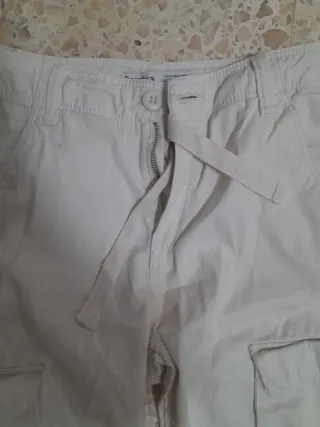 Pantalones cargo Bershka blancos