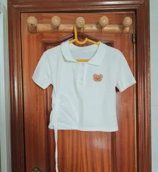 Camisa blanca con diseño de osito