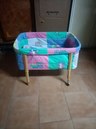 Cuna de bebé con estampado infantil