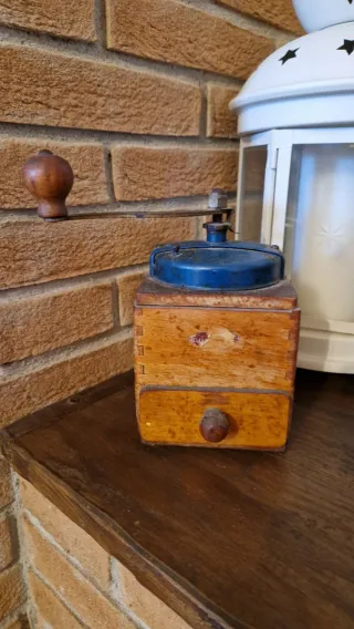 Macinino da caffè vintage in legno