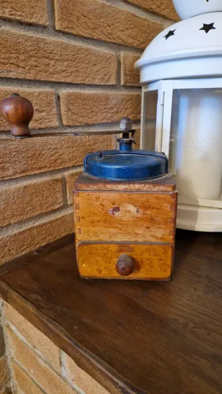 Macinino da caffè vintage in legno