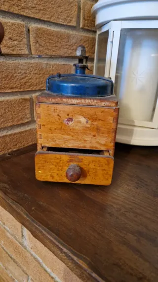 Macinino da caffè vintage in legno