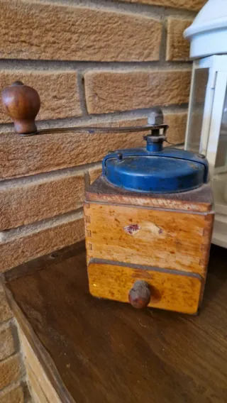 Macinino da caffè vintage in legno