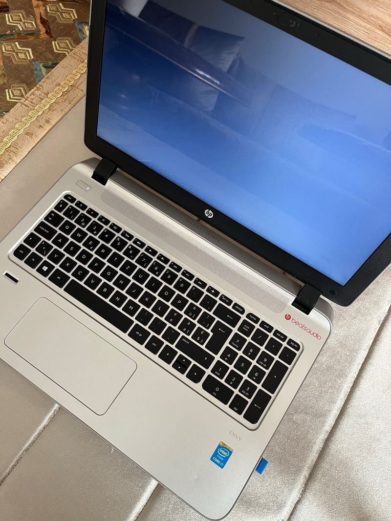 HP Envy 15 – Intel i5 – 16GB RAM – 1TB – Buen esta afbeelding 4