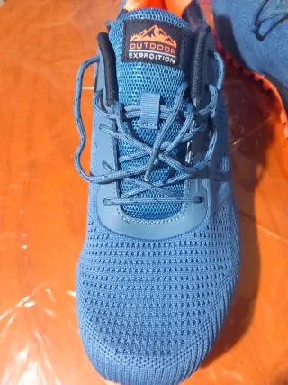 Botines deportivos azules y naranjas