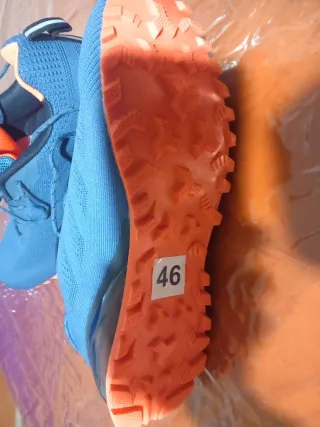 Botines deportivos azules y naranjas