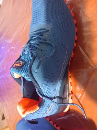 Botines deportivos azules y naranjas