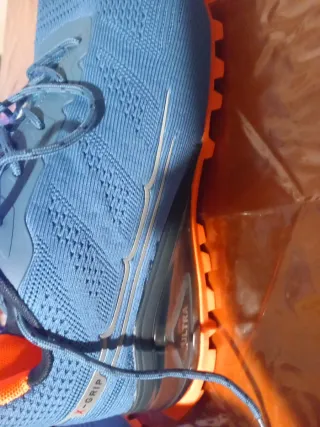 Botines deportivos azules y naranjas